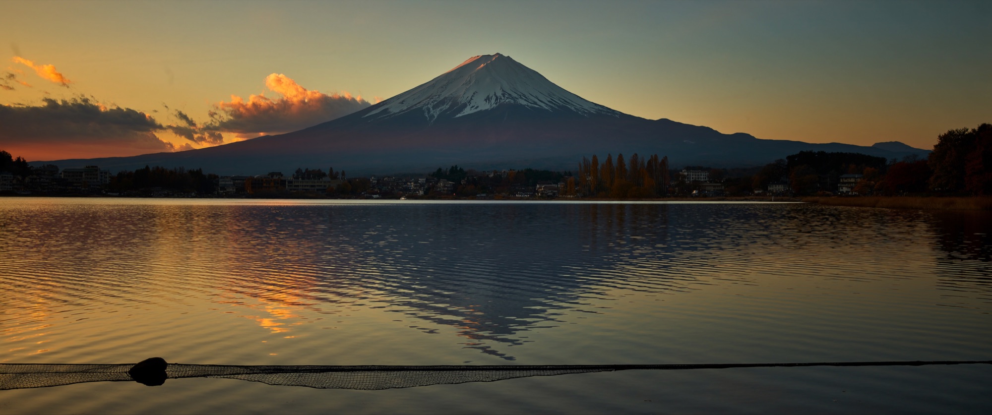 Monte Fuji sobre el lago Kawaguchi al atardecer